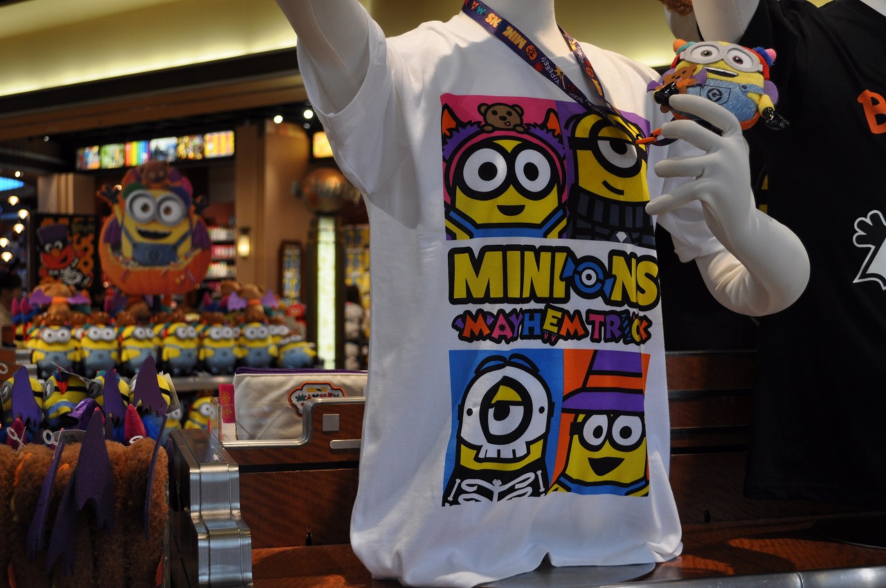 ミニオン「MINIONS MAYHEM TRICK」4ミニオンのTシャツ（白）