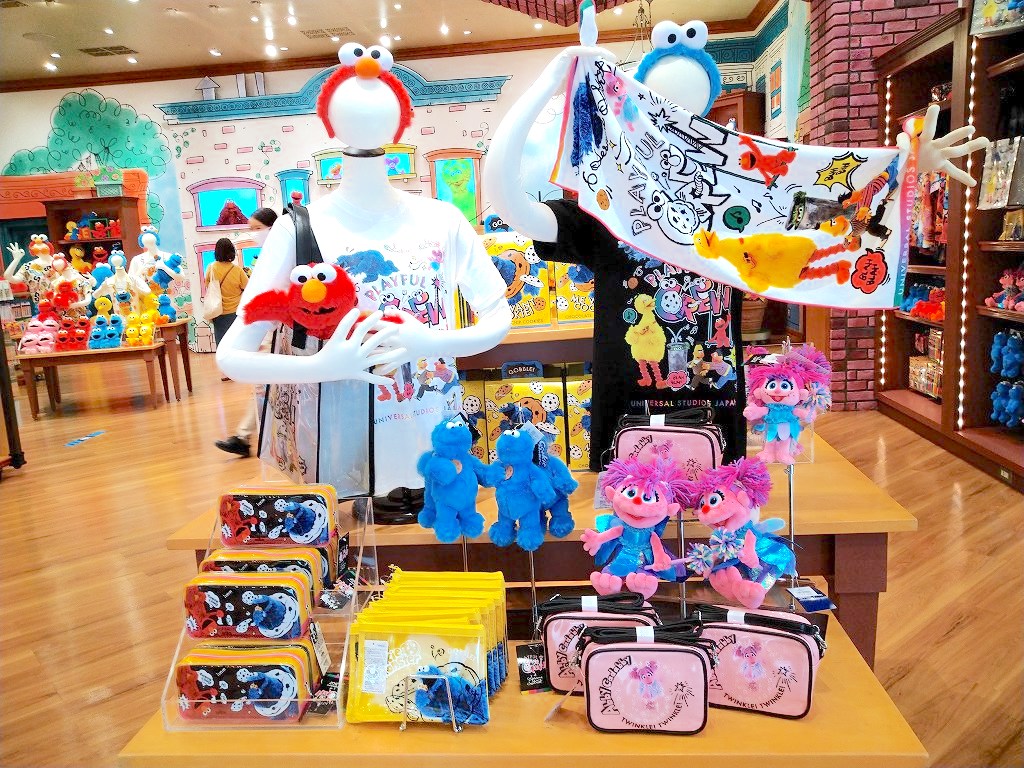 【USJ】春の新作セサミストリートグッズ！実写モチーフのTシャツ、雑貨、お菓子も！