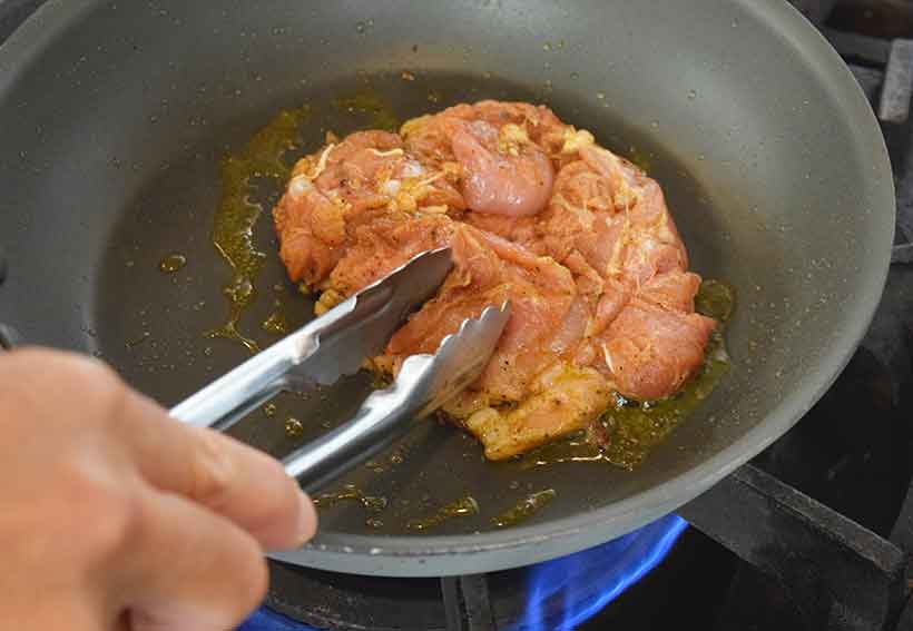 フライパンに油を入れ熱し、鶏肉を皮面から焼きあげる