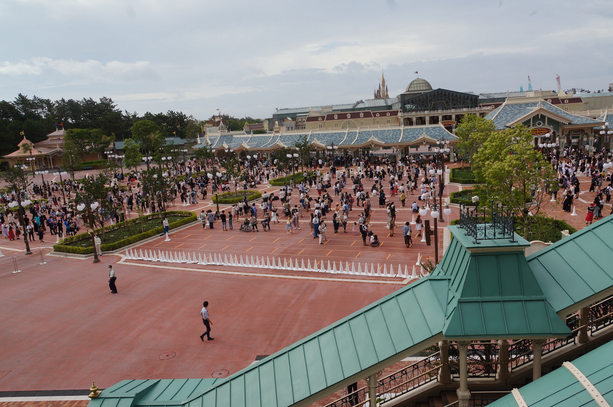 ディズニーランドの入場者数は？