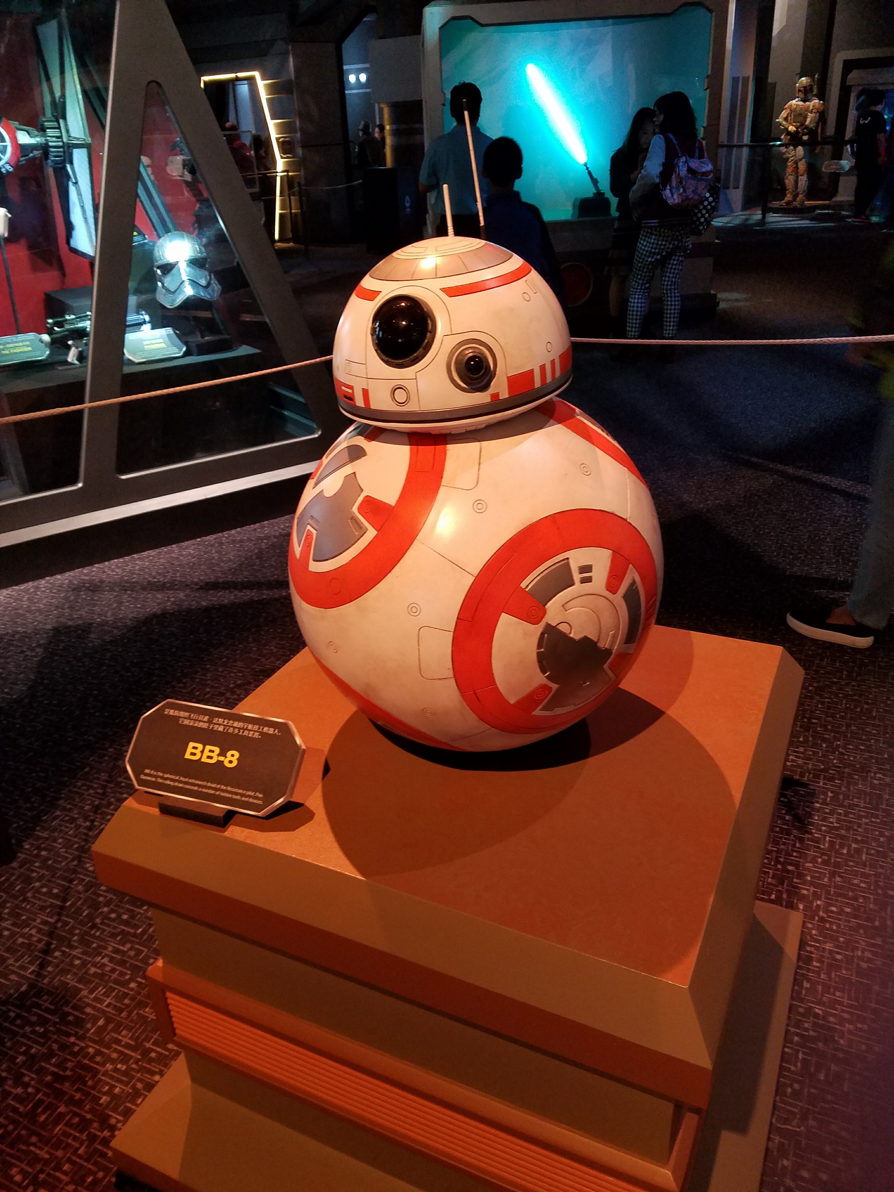 実物大のBB-8。奥に見えているのはライトセーバー。他にも映画で使われた小物がたくさん