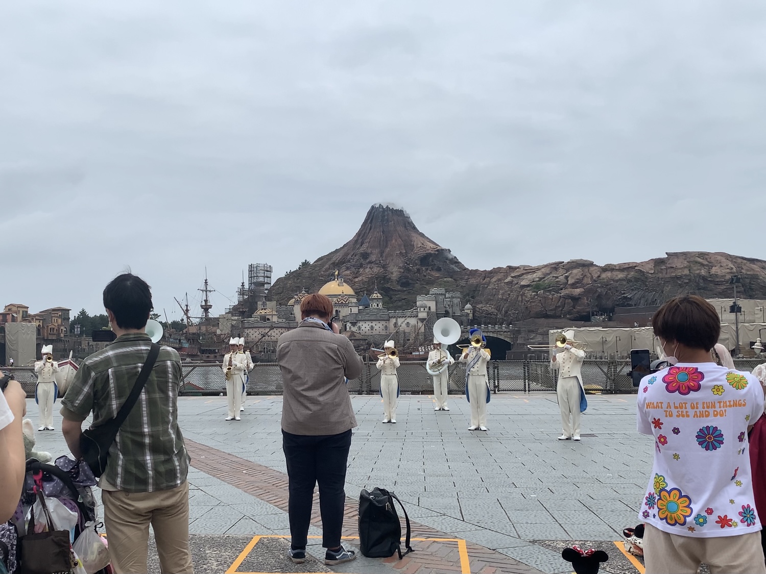 ディズニーのソーシャルディスタンス対策！入園待ち・アトラクション・レストラン＆ショップの状況は？