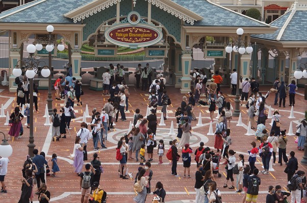 ソーシャルディスタンスを保った入園ゲート