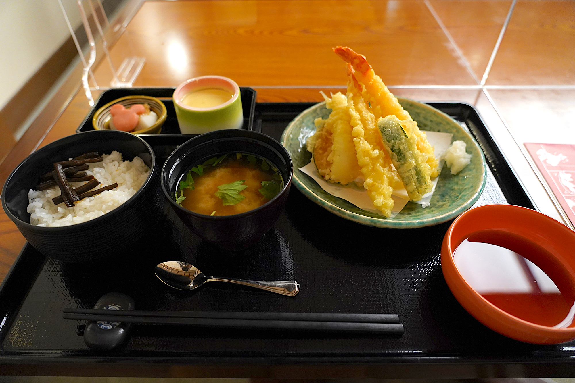 ディズニーランド食べ物；天麩羅膳