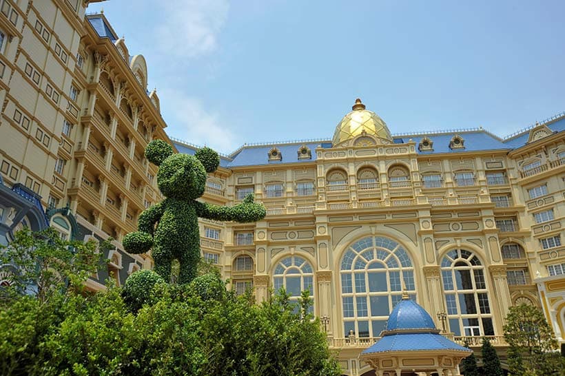 東京ディズニーランドホテルのエントランスとトピアリー